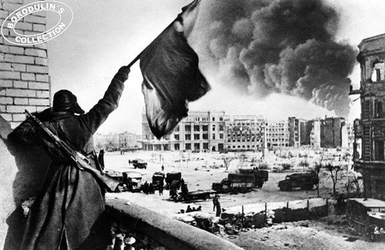 Trong bối cảnh đó, chính quyền của Hitler cố gắng giải vây cho quân Đức nhằm thay đổi cục diện chiến sự tại Stalingrad. Sau một thời gian xem xét, Đức quyết định thực hiện Chiến dịch Bão táp Mùa Đông nhằm giải vây cho Tập đoàn quân số 6.