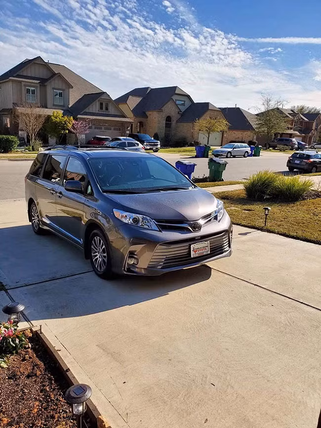 Ngoài ra, nam ca sĩ cũng tậu xe hơi để tiện cho việc đi lại.