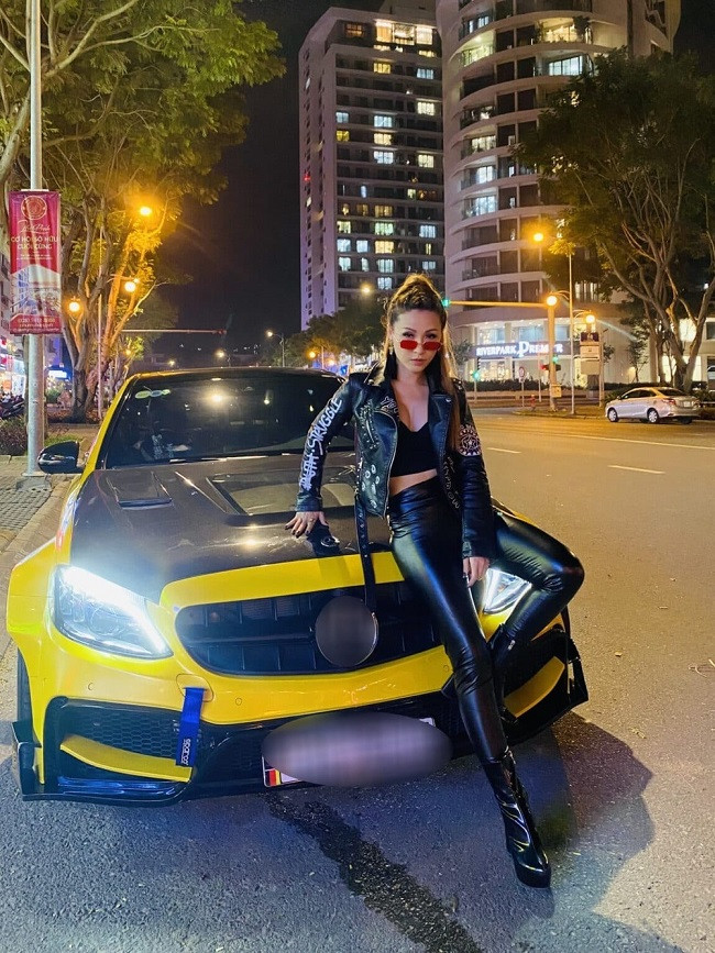 Vĩnh Thuyên Kim tạo dáng cá tính bên siêu xe.