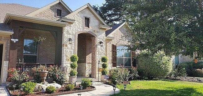 Ở Mỹ, Quách Thành Danh mua biệt thự có diện tích 1.000 m2, trị giá hơn 11 tỷ đồng. Tổ ấm của nam ca sĩ có 4 phòng ngủ, 2 phòng ăn, bếp và phòng chơi lớn. Ngoài ra, không gian sân vườn rộng rãi, thoáng mát là nơi thích hợp cho các con vui chơi, hoạt động ngoài trời.