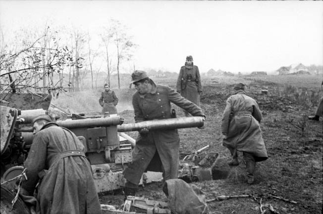 Với lực lượng mạnh hơn, Hồng quân Liên Xô từng bước bao vây và tiêu diệt từng cánh quân của Đức quốc xã ở khu vực sông Dnepr.