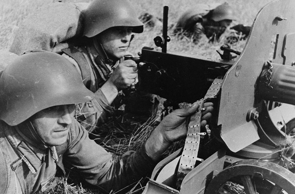 Trong bối cảnh đó, tháng 1/1944, Bộ Tổng tư lệnh tối cao Hồng quân Liên Xô chỉ huy Phương diện quân Ukraina 1 và Phương diện quân Ukraina 2 tấn công tiêu diệt kẻ địch ở khu vực sông Dnepr, đánh bật quân Đức quốc xã ra khỏi Kiev trước khi giải phóng hoàn toàn Ukraine.