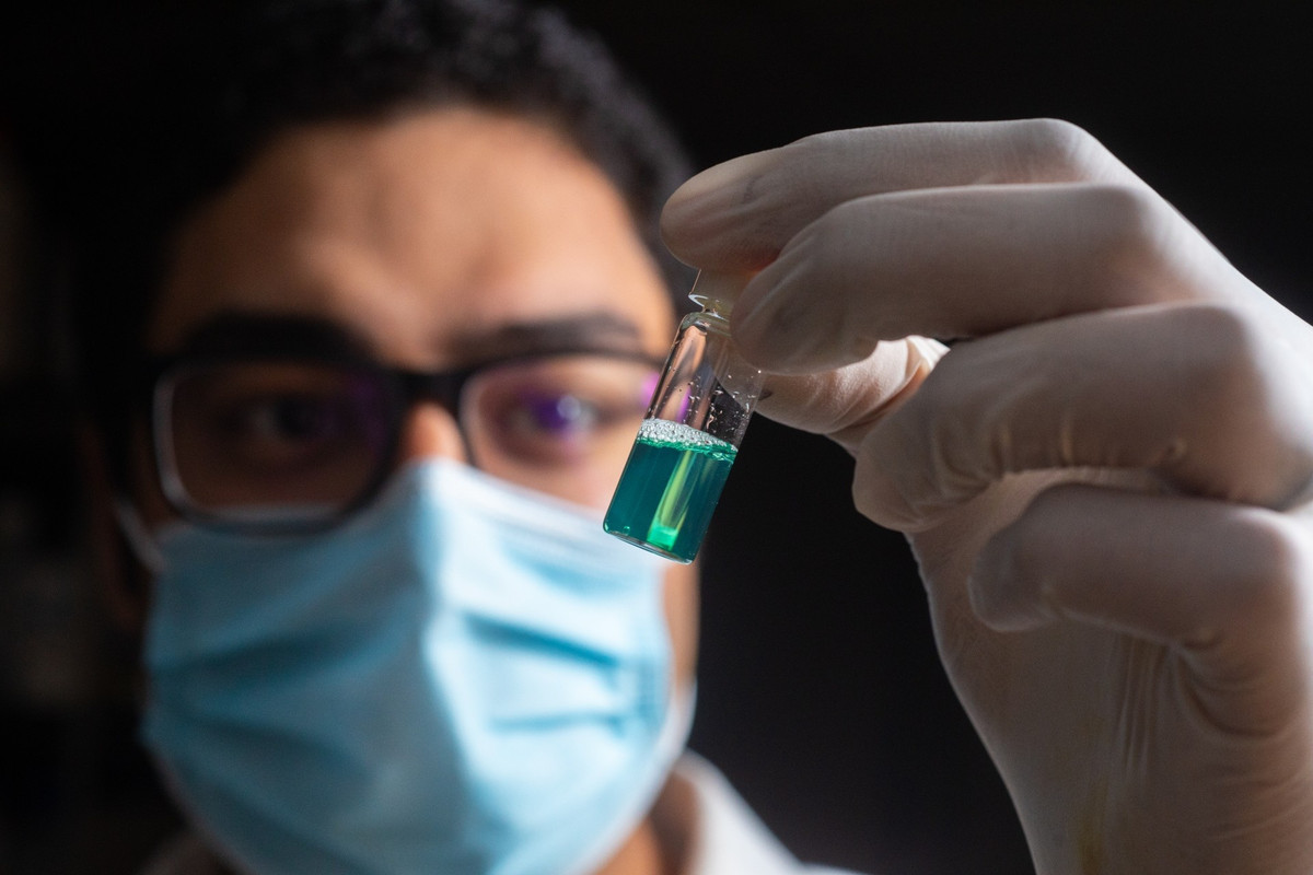 Trong bài viết trên tạp chí Science Advances, các nhà khoa học thuộc Đại học Buffalo thông tin về dự án nghiên cứu, phát triển một phương pháp sản xuất vắc xin COVID-19 đông khô.