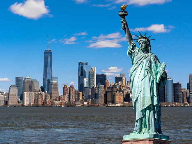 Được đặt trên đảo Liberty tại cảng New York, Mỹ, tượng Nữ thần Tự do là tác phẩm điêu khắc bằng đồng của kiến trúc sư người Pháp Frédéric Auguste Bartholdi.