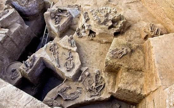 Vào năm 2015, các nhà khảo cổ tiến hành cuộc khai quật tại các kim tự tháp ở Peru thì có một phát hiện quan trọng. Họ tìm thấy 16 bộ hài cốt của người nhà Thanh. Nhưng phải tới 3 năm sau, nhóm chuyên gia mới công bố thông tin này với công chúng.