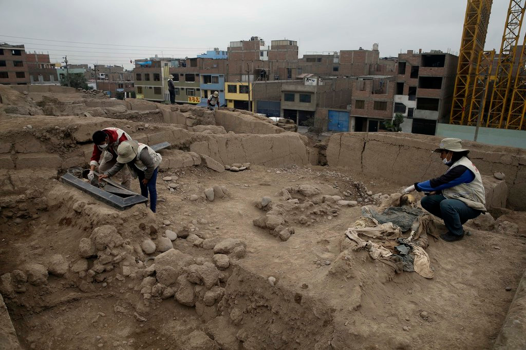 Trong số 16 bộ hài cốt, một thi hài thuộc về người đàn ông trẻ tuổi bị vỡ hộp sọ. Các nhà nghiên cứu cho rằng người này đã có cái chết khủng khiếp. Nhiều khả năng người này bị tra tấn dẫn đến tử vong.