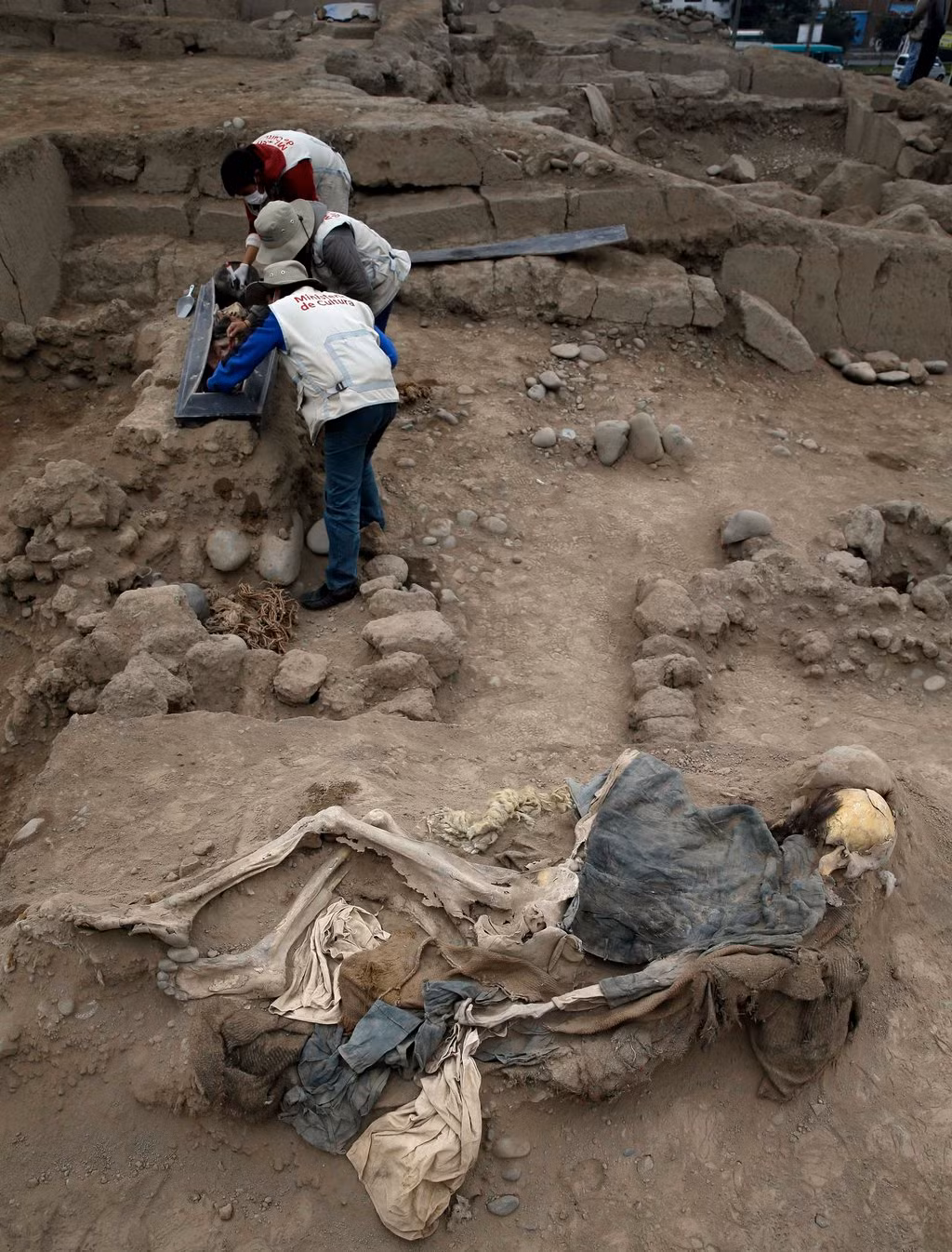 Việc tìm thấy những bộ hài cốt của người dân nhà Thanh ở Peru hé lộ một bí mật lớn. Đó là tình hình nhà Thanh vào thế kỷ 18 bắt đầu xuống dốc.