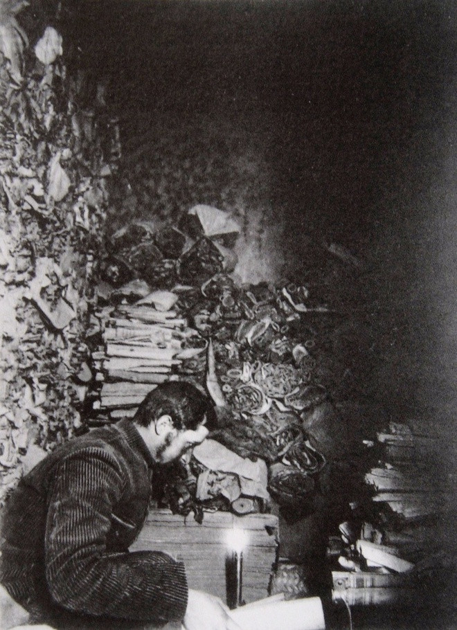 Nằm ở vùng rìa sa mạc Gobi, Trung Quốc, một phần hang động thờ ở Đôn Hoàng có tên là hang Nghìn Phật được biết đến với tên gọi "động sách".