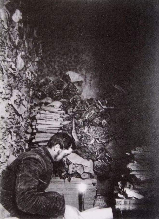 Nằm ở vùng rìa sa mạc Gobi, Trung Quốc, một phần hang động thờ ở Đôn Hoàng có tên là hang Nghìn Phật được biết đến với tên gọi "động sách".