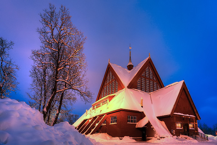 Đổi lại, với đặc điểm đặc biệt trên, du khách tới đây sẽ có thêm thời gian trải nghiệm nhiều hoạt động vui chơi giải trí hơn như: ngắm nhìn những động vật vốn sinh hoạt về đêm, đi bộ, đạp xe, chèo thuyền, tắm biển...