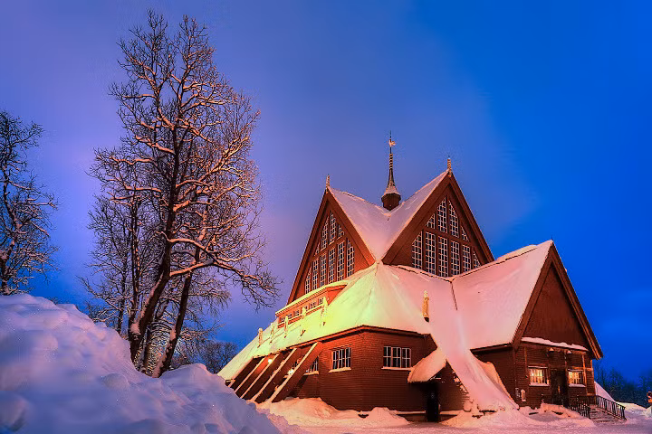 Đổi lại, với đặc điểm đặc biệt trên, du khách tới đây sẽ có thêm thời gian trải nghiệm nhiều hoạt động vui chơi giải trí hơn như: ngắm nhìn những động vật vốn sinh hoạt về đêm, đi bộ, đạp xe, chèo thuyền, tắm biển...