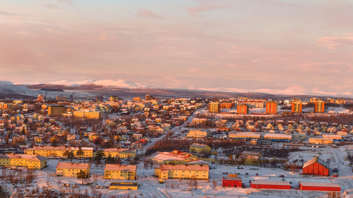 Thành phố Kiruna ở Thụy Điển với dân số khoảng 19.000 người. Khi đến đây du lịch, du khách sẽ không khỏi bất ngờ khi biết được có khoảng 100 ngày từ tháng 5 - 8 hàng năm sẽ không thể ngắm hoàng hôn. Nguyên do là bởi mặt trời không lặn.