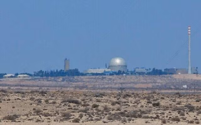 Giới chức Israel đã che giấu mục đích quân sự của cơ sở hạt nhân Dimona trong suốt nhiều năm. Theo đó, Mỹ và các nước trên thế giới không hề hay biết về nước này theo đuổi chương trình hạt nhân.