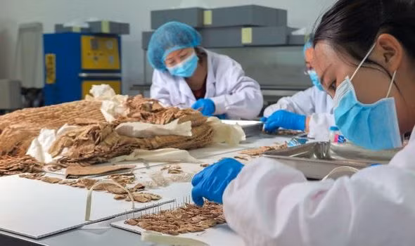 Nguyên do là bởi bộ giáp trên có các vảy da chồng lên nhau giống như vảy cá nhằm "tăng cường sức mạnh cho cơ thể con người để chống lại những cú ra đòn mạnh, đâm và bắn.