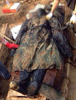 Vào năm 2013, các nhà khảo cổ Trung Quốc tiến hành cuộc khai quật ở nghĩa địa cổ tại Xiangcheng, tỉnh Hà Nam, Trung Quốc. Theo đó, họ phát hiện một số quan tài. Trong số này, một quan tài chứa xác ướp khá nguyện vẹn. Vài giờ sau khi mở nắp quan tài, xác ướp đột ngột hóa đen.