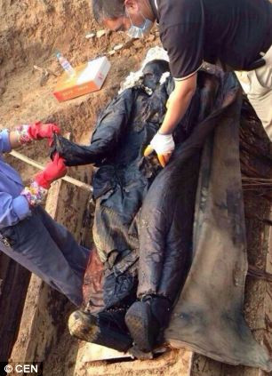 Cụ thể, các chuyên gia cho hay xác ướp đột ngột hóa đen sau vài giờ mở nắp quan tài thuộc về một người đàn ông. Người này qua đời vào khoảng 300 năm trước.