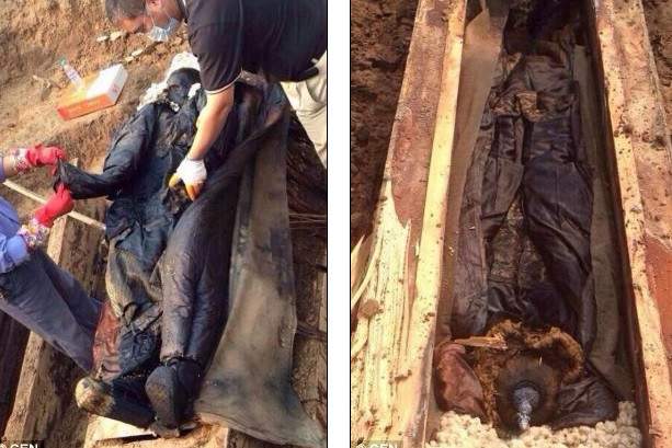 Đối với xác ướp vị quan mới phát hiện trên, Tiến sĩ Lukas Nickel cho hay thi hài được đặt trong quan tài quét sơn và phủ than chì. Nhờ vậy, các vi khuẩn sẽ không thể xâm nhập vào bên trong quan tài, làm chậm quá trình phân hủy tử thi.