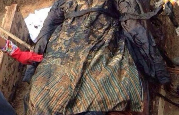 Sau khi mở nắp quan tài, thi hài vị quan tiếp xúc với không khí bên ngoài. Do vậy, sau vài giờ tiếp xúc với ánh sáng mặt trời, xác ướp đột ngột chuyển đen và nhanh chóng phân rã, bốc mùi hôi thối.