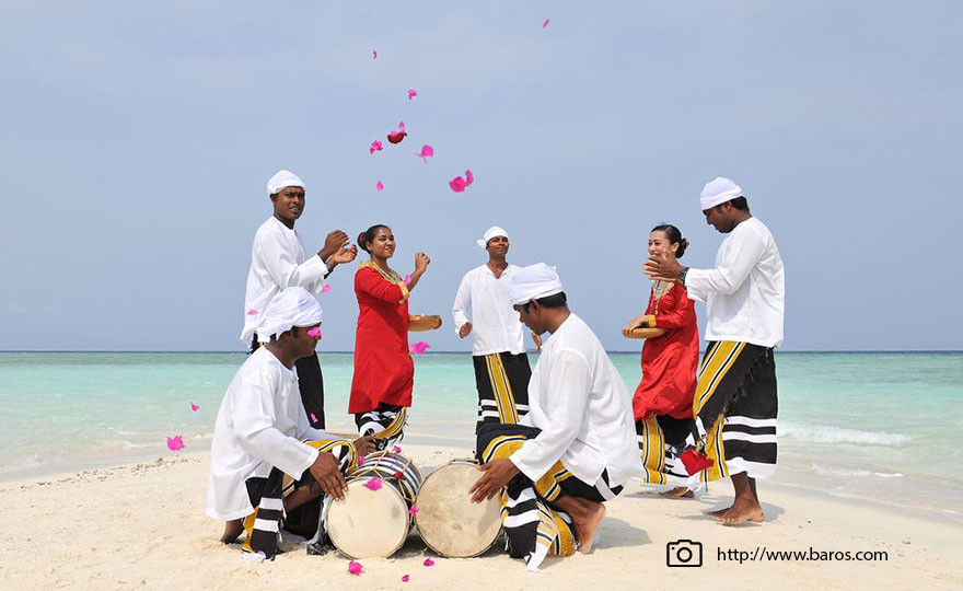 Hồi giáo là tôn giáo chính thức ở Maldives. Tôn giáo này xuất hiện ở quốc gia nhỏ nhất châu Á từ năm 1153.