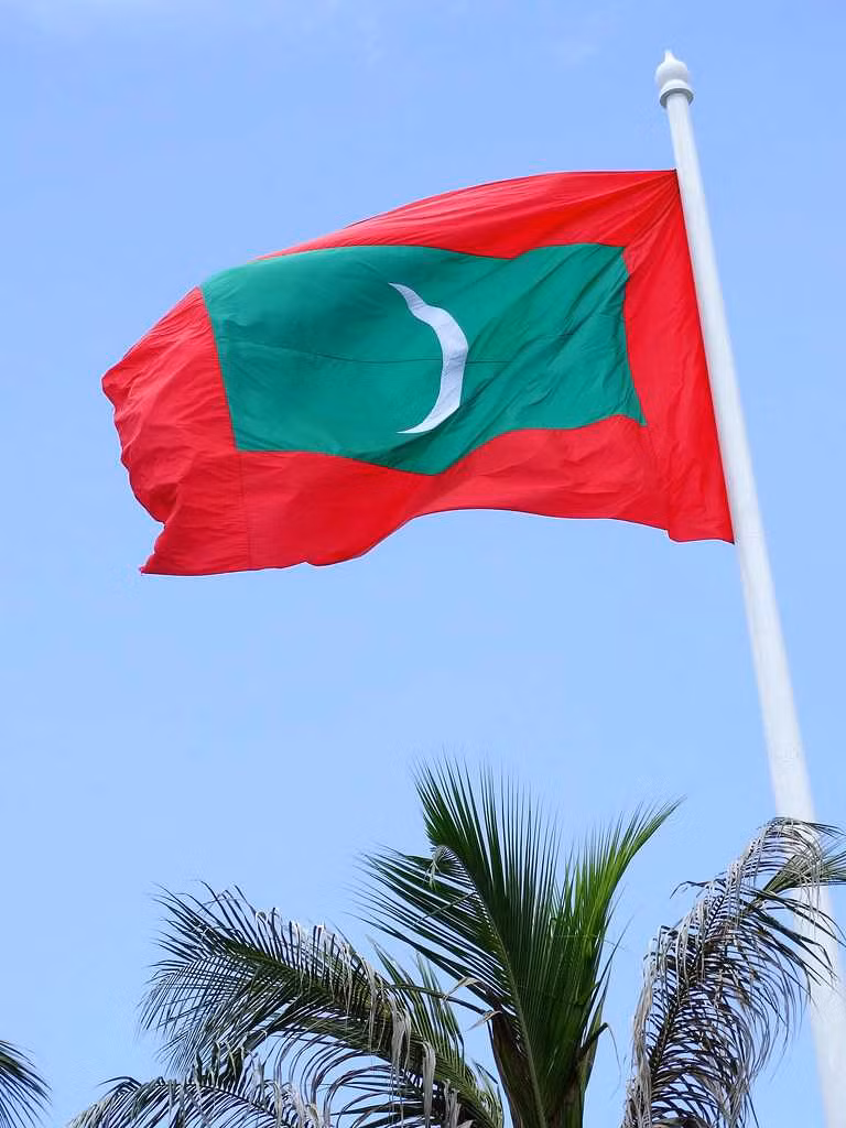 Màu đỏ trên quốc kỳ Maldives là màu gốc lá cờ đầu tiên của Maldives (lá cờ đầu tiên chỉ có một màu đỏ). Một số tài liệu cho rằng, màu sắc này tượng trưng cho sự hy sinh để bảo vệ chủ quyền và độc lập của các anh hùng dân tộc.