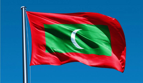 Quốc kỳ Maldives chính thức được thông qua vào ngày 26/7/1965 với 3 màu. Trong đó, nền cờ là hình chữ nhật màu đỏ, ở trong là hình chữ nhật màu xanh lục và chính giữa là hình trăng lưỡi liềm màu trắng.
