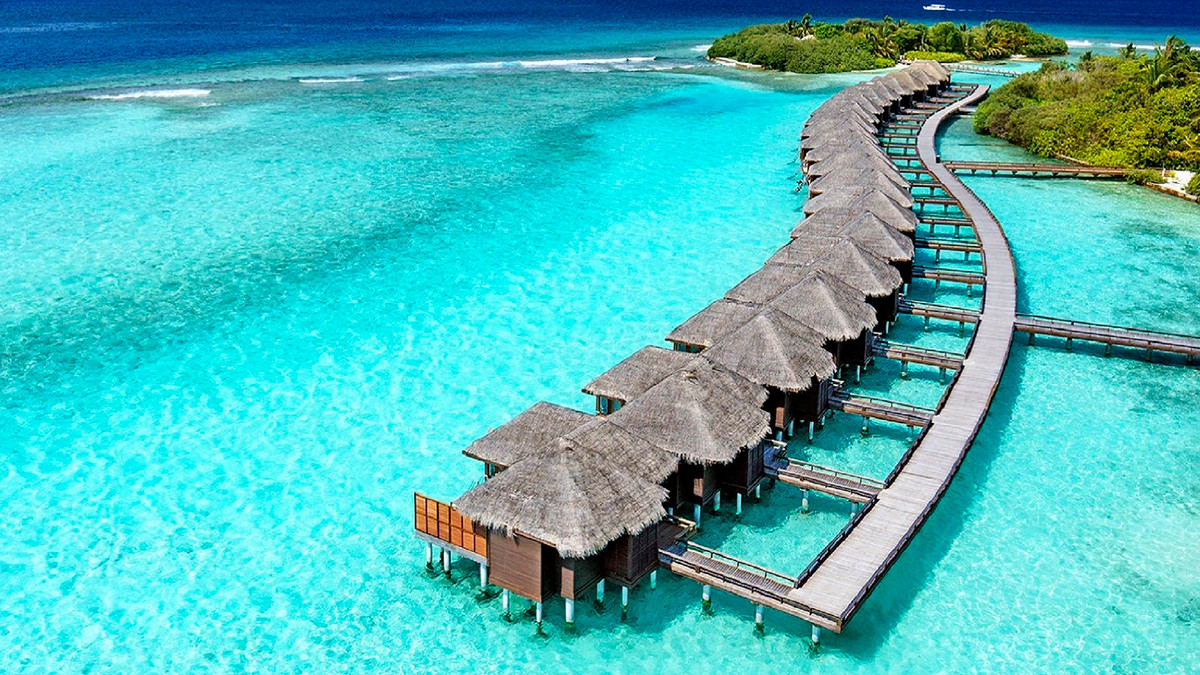 Độ cao tự nhiên của lãnh thổ trên mực nước biển ở Maldives rất thấp, chỉ đến 2,4m.