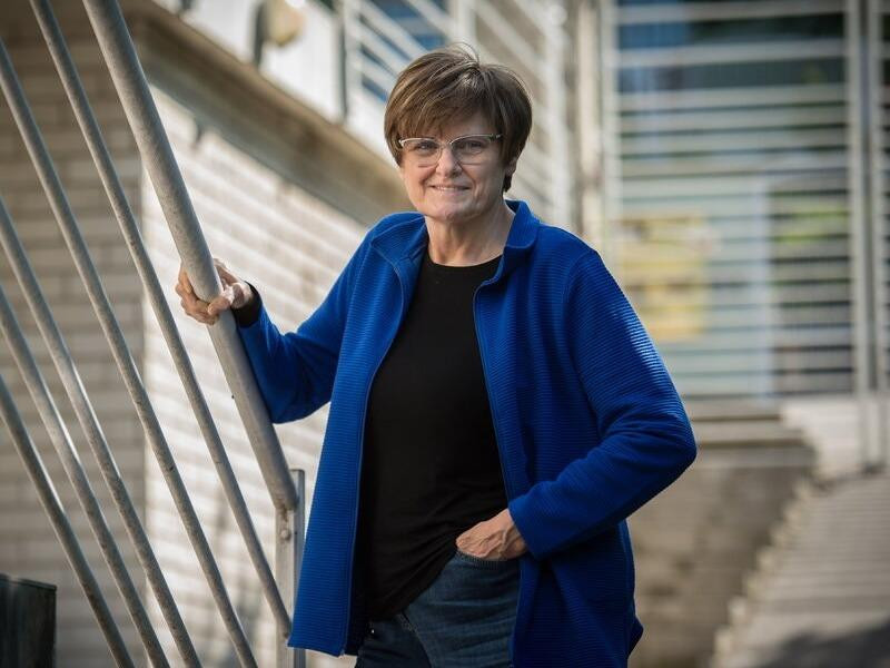 Năm 2005, mRNA phiên bản module suy yếu ra đời. Với thành công của bà Kariko và Tiến sĩ Barnathan, nhà sinh học tế bào gốc người Canada Derrick Rossi tìm vốn đầu tư và thành lập công ty Moderna.