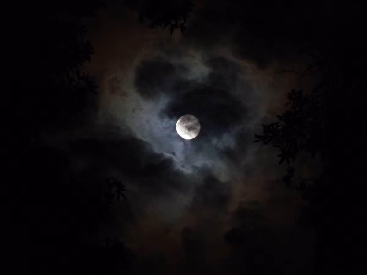 Chính vì vậy, trong suốt nhiều thập kỷ qua, các chuyên gia, nhà khoa học thực hiện nhiều nghiên cứu nhằm tìm ra "thủ phạm" khiến Mặt trăng biến mất vào hơn 900 năm trước.