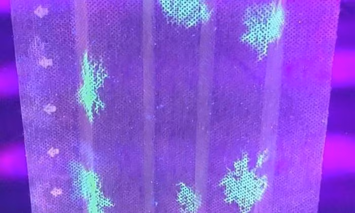 Cụ thể, nhóm nghiên cứu đến từ Đại học Kyoto đã phủ một lớp hỗn hợp kháng thể đà điểu lên khẩu trang có thể phản ứng với virus SARS-CoV-2 ở người. Kế đến, các bộ lọc được tách khỏi khẩu trang và phun một chất hóa học khiến virus SARS-CoV-2 "hiện hình" trên điện thoại thông minh hoặc ánh sáng tối.