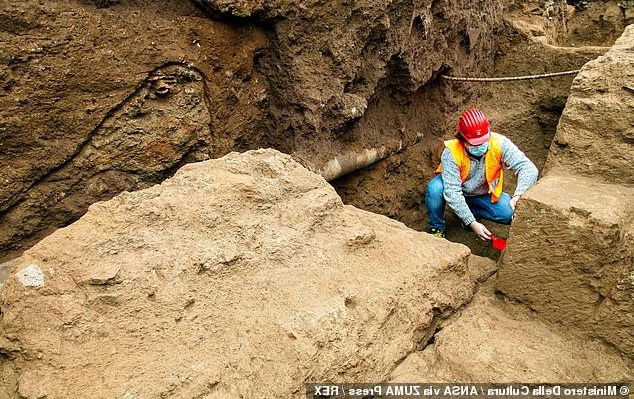 Trong lúc lắp đặt đường ống ở đường Via Luigi Tosti, khu Appio Latino, Rome, Italy, các công nhân tình cơ phát hiện một khu chôn cất khoảng 2.000 tuổi. Theo đó, họ nhanh chóng thông báo cho cơ quan chức năng. Từ đây, một cuộc khai quật được các chuyên gia khảo cổ tiến hành.