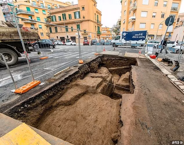 Các chuyên gia khảo cổ tìm thấy một số ngôi mộ cổ tại khu chôn cất này. Trong số này, họ khai quật được hài cốt của một người đàn ông trẻ tuổi.