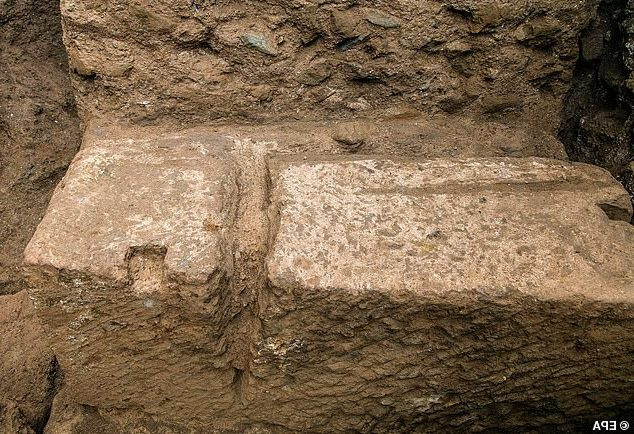 Một quan điểm khác suy đoán bức tượng đất nung trên có thể được dùng để trang trí cho một ngôi nhà hay công trình nào đó ở La Mã thời xưa.