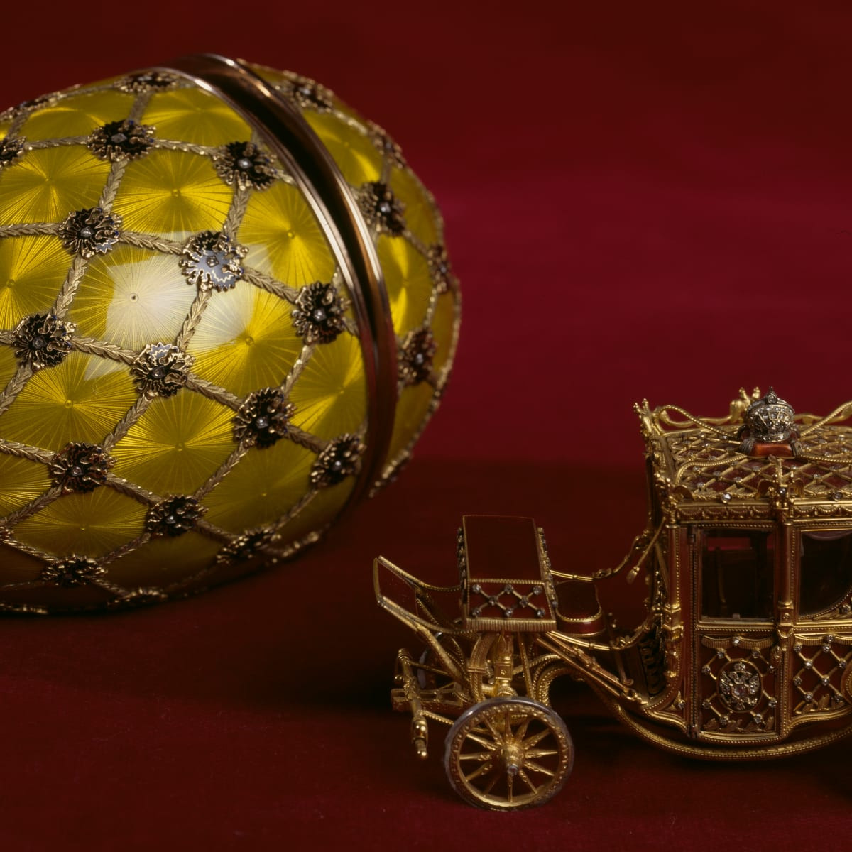 Theo đó, Công ty Kim hoàn Fabergé làm 50 quả trứng độc nhất vô nhị cho Hoàng gia Nga. Vì vậy, chúng còn được gọi là trứng Hoàng gia.