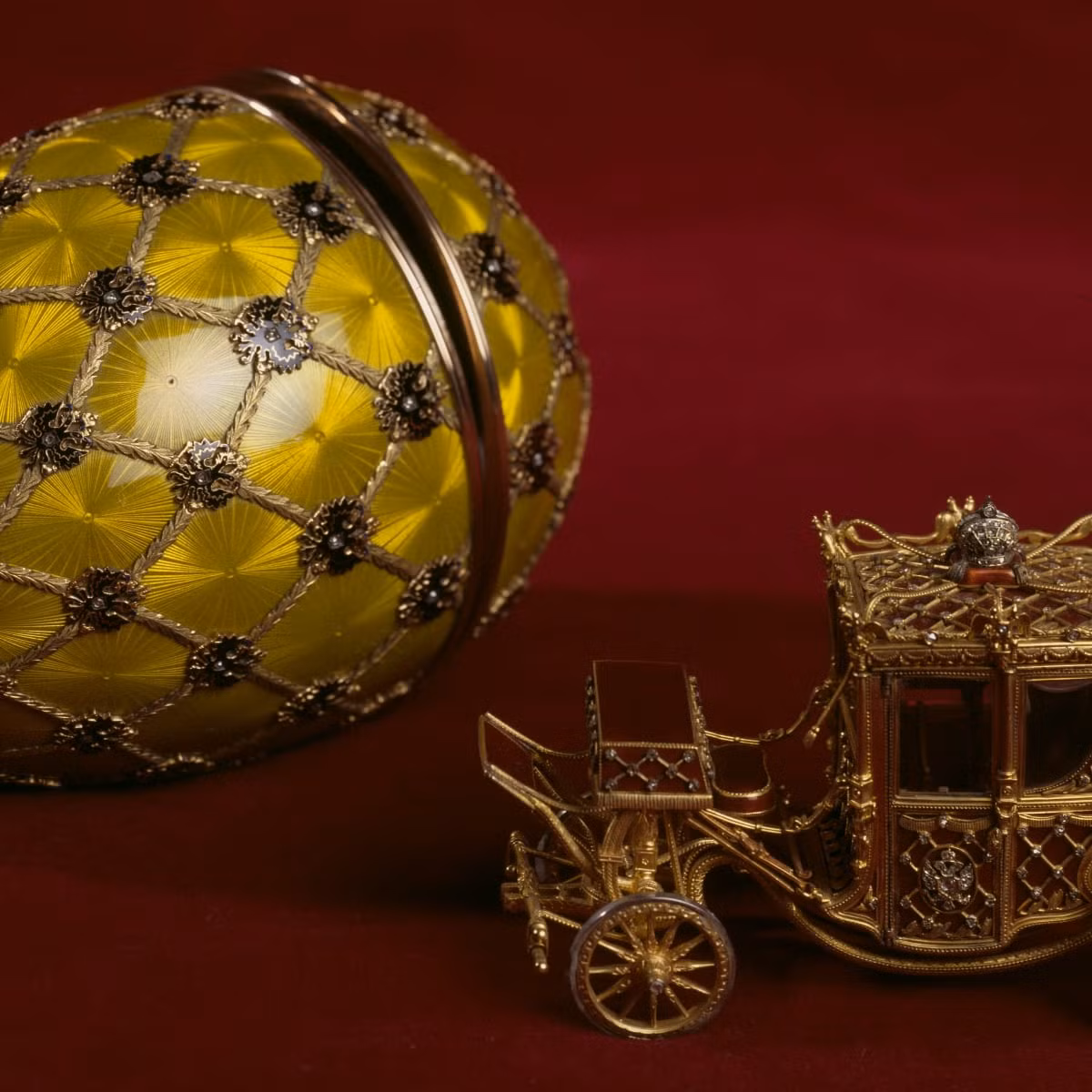 Theo đó, Công ty Kim hoàn Fabergé làm 50 quả trứng độc nhất vô nhị cho Hoàng gia Nga. Vì vậy, chúng còn được gọi là trứng Hoàng gia.