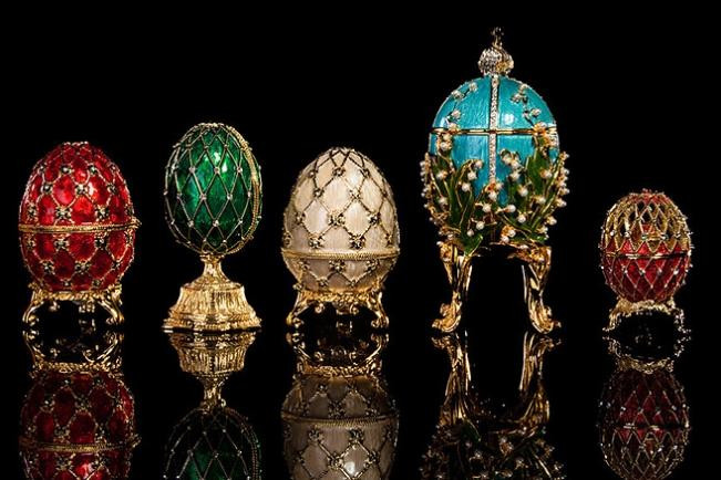 Quả trứng Phục sinh Fabergé đầu tiên của Sa hoàng Alexander III lấy cảm hứng từ đồ trang trí thế kỷ 18. Lớp vỏ ngoài của quả trứng làm từ vàng phủ men trắng đục.