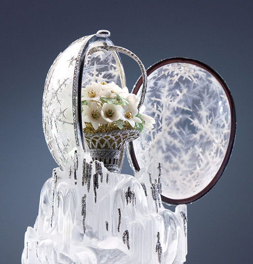 Vào năm 1885, Sa hoàng Nga Alexander III cho người làm quả trứng Phục sinh Fabergé đầu tiên. Quả trứng nạm kim cương, vàng và đá quý. Toàn bộ quá trình chế tác đều làm bằng tay.
