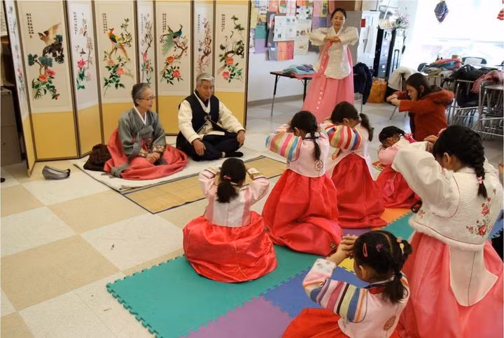 Trong khi đó, con cháu sẽ tặng quà biếu ông bà, cha mẹ những thứ như: trái cây tươi, nhân sâm, mật ong, kẹo truyền thống, cá khô, đồ dùng hàng ngày hay tiền mặt.