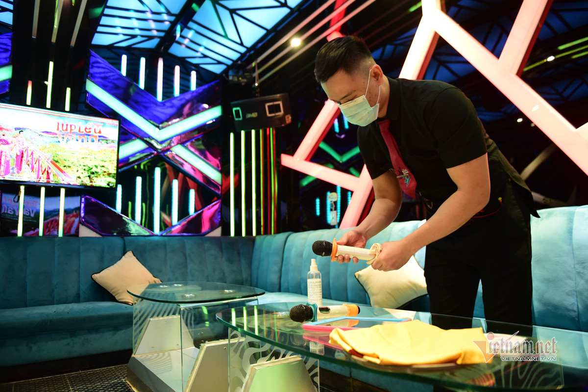 Nhan vien quan bar, karaoke TP.HCM hao huc ngay tro lai lam viec-Hinh-4