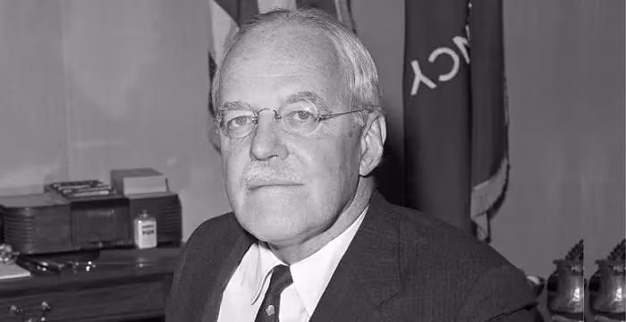 Theo ông Boghardt, sở dĩ phát xít Đức thành công trong chiến dịch tung hỏa mù trên là do ông Dulles mắc sai lầm nghiêm trọng. Vào thời điểm ấy, ông là lãnh đạo văn phòng Cục Tình báo chiến lược (OSS) tại Berne (Thụy Sĩ). Về sau, ông trở thành giám đốc Cục Tình báo trung ương Mỹ (CIA).