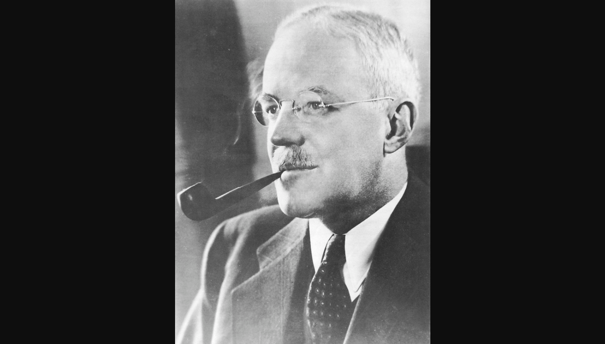 Trong cuốn sách có tựa đề "Covert Legions: US Army Intelligence in Germany 1944 - 1949" (tạm dịch: Những quân đoàn bí mật: Tình báo quân đội Mỹ tại Đức 1944 - 1949), sử gia người Đức Thomas Boghardt cho rằng sai lầm cựu chỉ huy tình báo Mỹ Allen Dulles đã mắc một sai lầm lớn trong Thế chiến 2.