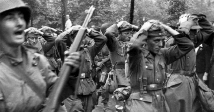 Vào ngày 13/5/1943, 220.000 sĩ quan, binh lính Đức quốc xã và Italy tham chiến tại mặt trận Bắc Phi đầu hàng quân Đồng Minh. Trong số này có Georg. Hai tháng sau, những tù binh phát xít Đức này được đưa lên tàu đến trại giam ở sa mạc Deming, bang New Mexico, Mỹ.