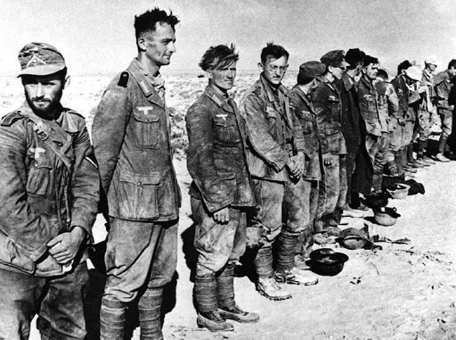 Cụ thể, sau 6 tháng huấn luyện quân sự, Georg (thứ 4 từ trái sang) gia nhập Quân đoàn Africa dưới quyền chỉ huy của Thống chế Đức quốc xã Erwn Rommel. Đến đầu năm 1943, Quân đoàn Africa ở Libya bị Tập đoàn quân số 8 Anh Quốc dưới sự chỉ huy của Thống chế Montgomery đánh tan. Theo đó, Georg cùng hàng ngàn lính Đức vội vã rút lui.