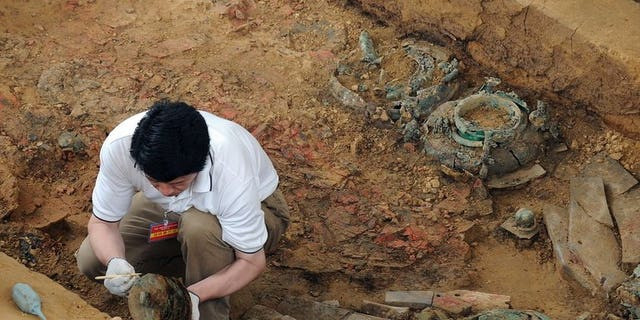 Bên trong ngôi mộ cổ có chứa hài cốt của một đứa trẻ 3 tuổi. Đứa bé này được tùy táng với một số đồ giá trị.