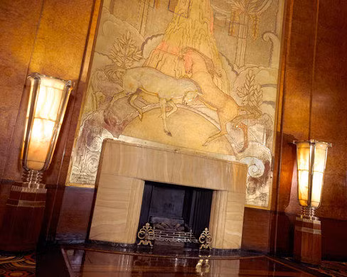 Bên cạnh những tiện nghi sang trọng trên Queen Mary, một số du khách kể rằng đã gặp những hiện tượng kỳ bí, ma quái. Trong số này, một số người kể rằng đã nhìn thấy hồn ma tại một số nơi trên tàu.