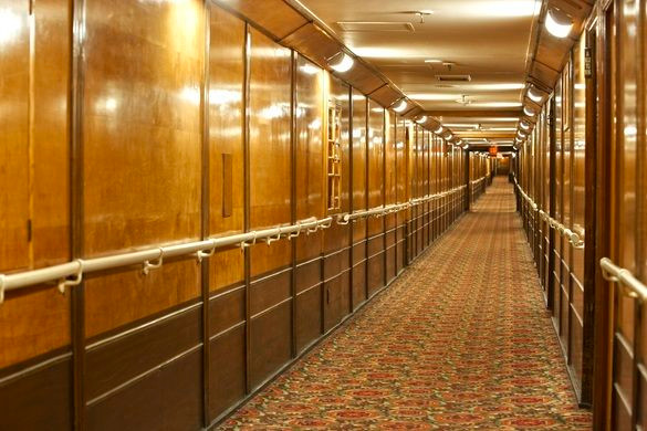 Kỳ bí hơn, đèn trong phòng B340 thỉnh thoảng tắt bật một cách cách bí ẩn. Do vậy, nhiều người không khỏi sợ hãi. Dù vậy, không ít người đặt phòng ở Queen Mary để "săn ma" ở những địa điểm bị đồn "ma ám nặng". Theo đó, con tàu này càng trở nên nổi tiếng.