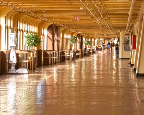 Queen Mary cũng được trang bị như một tàu chiến vào năm 1940. theo đó, con tàu có bố trí vũ khí, bao gồm súng lớn. Không những vậy, con tàu được sơn lại hoàn toàn bằng màu xám để ngụy trang và lấy tên gọi là Gray Ghost.