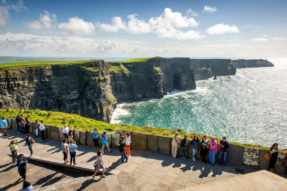 Vách đá Moher nằm ở County Clare, Ireland là một địa điểm du lịch nổi tiếng thế giới thu hút khoảng 1 triệu du khách mỗi năm. Khi đến đây, du khách không khỏi choáng ngợp khi nhìn thấy vách đá bắt đầu từ độ cao 120m tới điểm cao nhất là 214m so với mặt nước biển, trải dài 8 km.