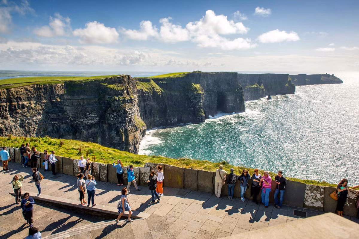 Vách đá Moher nằm ở County Clare, Ireland là một địa điểm du lịch nổi tiếng thế giới thu hút khoảng 1 triệu du khách mỗi năm. Khi đến đây, du khách không khỏi choáng ngợp khi nhìn thấy vách đá bắt đầu từ độ cao 120m tới điểm cao nhất là 214m so với mặt nước biển, trải dài 8 km.