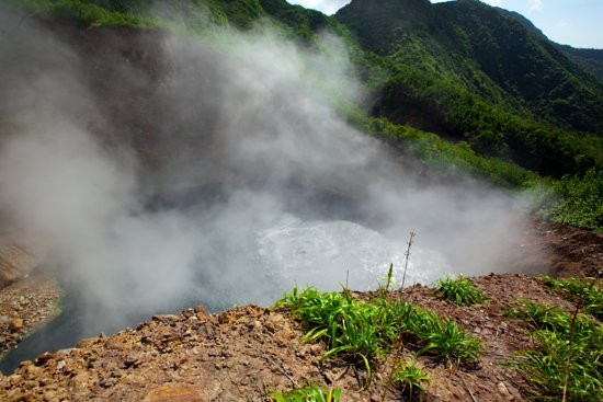 Nước trong hồi sôi có màu xanh xám và luôn ở nhiệt độ khoảng 90 độ C do khí gas thoát ra từ dung nham nóng chảy bên dưới. Hồ luôn đầy nước vì lượng mưa hàng năm ở đây khá cao và có hai dòng suối nhỏ đổ vào khu vực. Nước thấm xuống dung nham và bị đun nóng đến khi đạt nhiệt độ sôi. Do đó, mực nước hồ liên tục biến động.