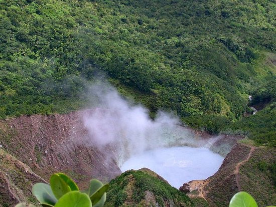 Hồ sôi nằm ở công viên quốc gia Morne Trois Pitons, Dominica. Đây thực chất là lỗ phun khí lớn nứt ra từ lớp vỏ Trái Đất. Nước trong hồ sôi sùng sục quanh năm.